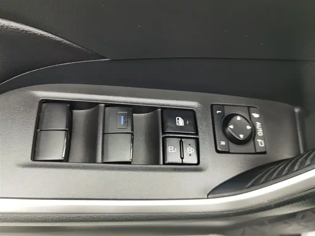 Toyota RAV4 — фото 7