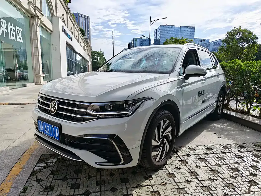 Volkswagen Tiguan L — фото 1