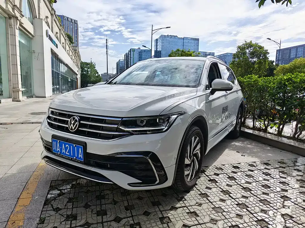 Volkswagen Tiguan L — фото 8