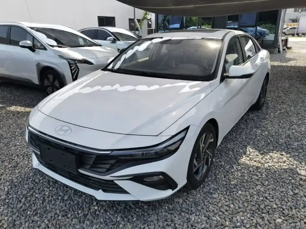 Hyundai Elantra — фото 1