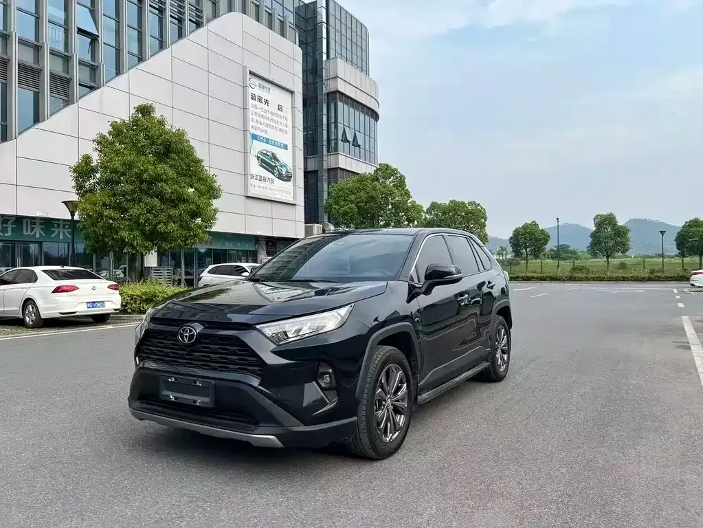 Toyota RAV4 — фото 1