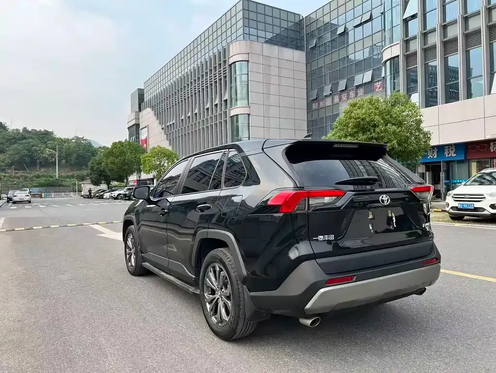 Toyota RAV4 — фото 5