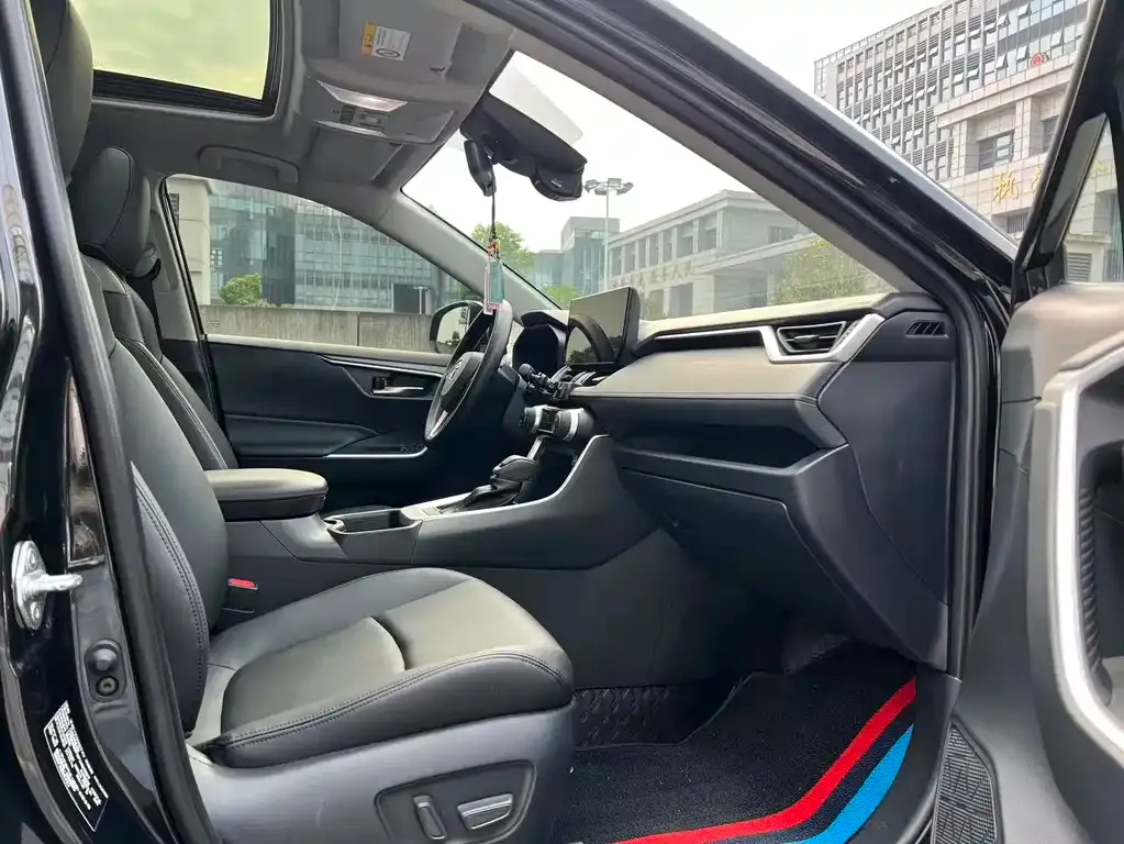 Toyota RAV4 — фото 3