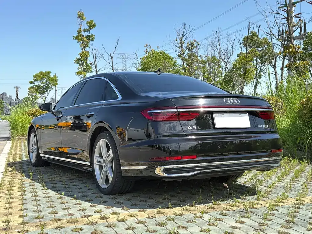 Audi A8 — фото 4