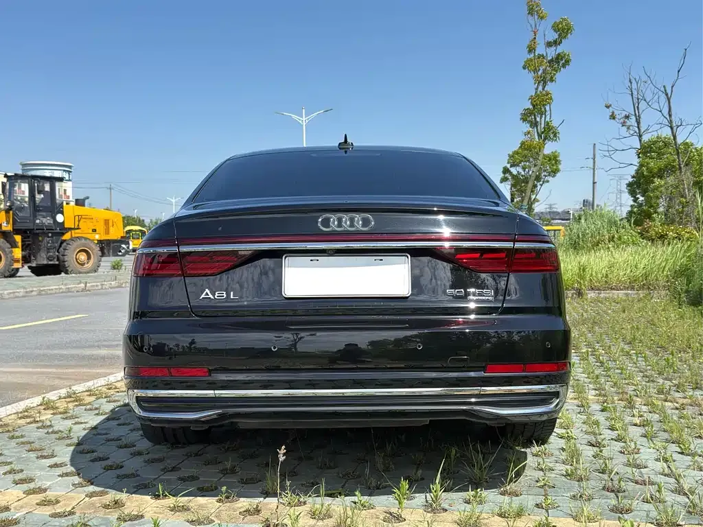 Audi A8 — фото 3