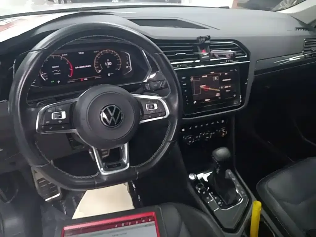Volkswagen Tiguan L — фото 8