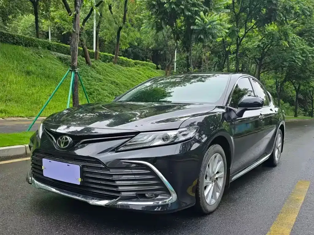 Toyota Camry — фото 1
