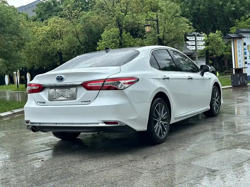 Toyota Camry — фото 10