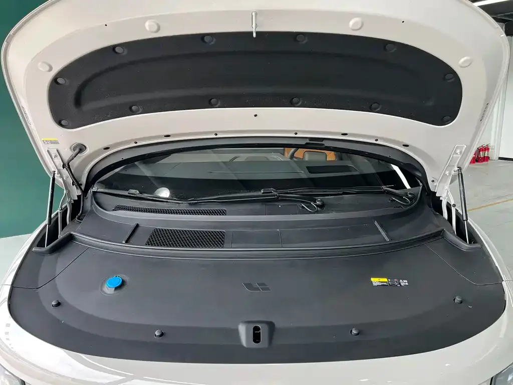 Li Auto i8 — фото 10