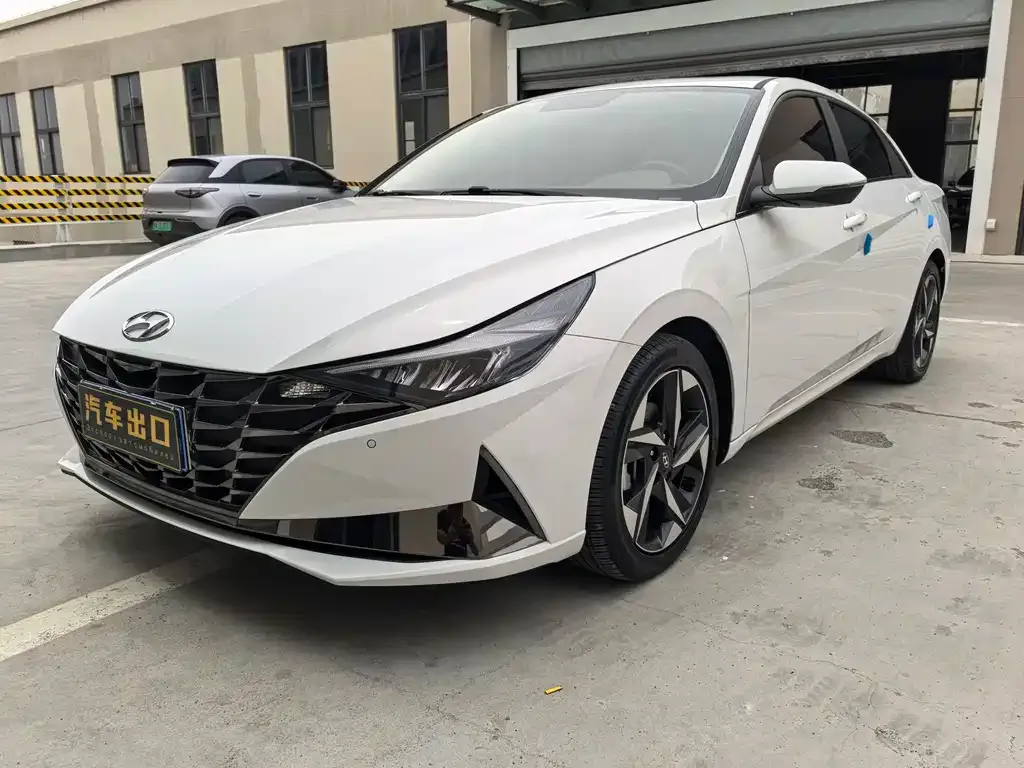 Hyundai Elantra — фото 1