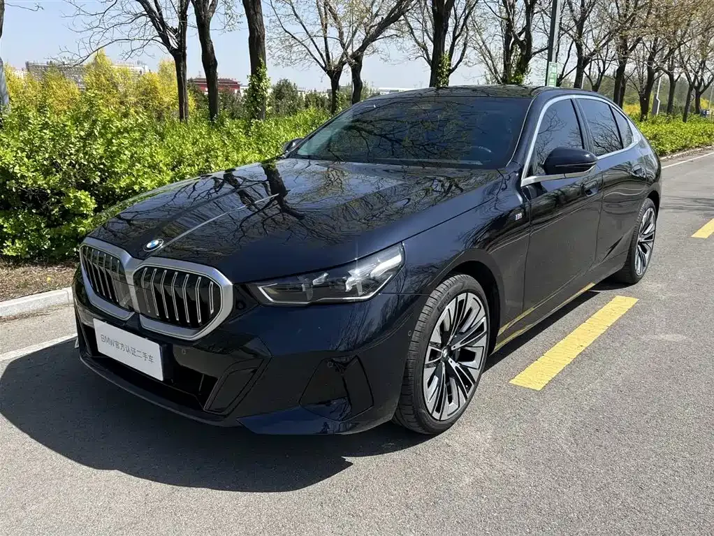 BMW 5 Series — фото 1