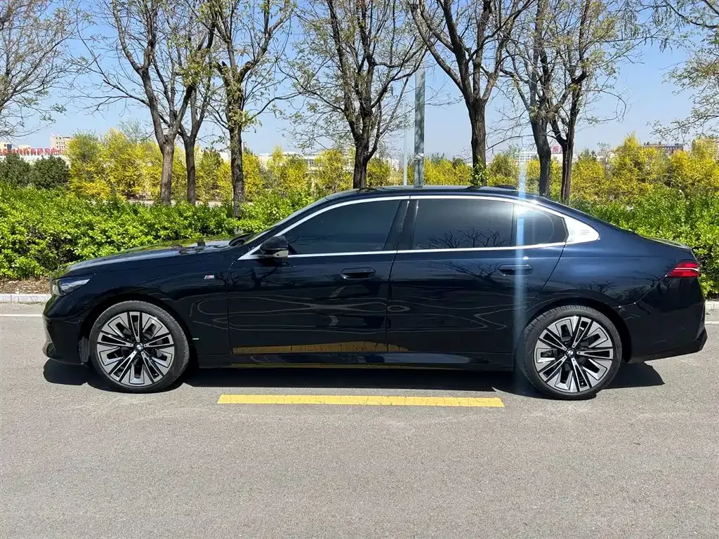 BMW 5 Series — фото 10