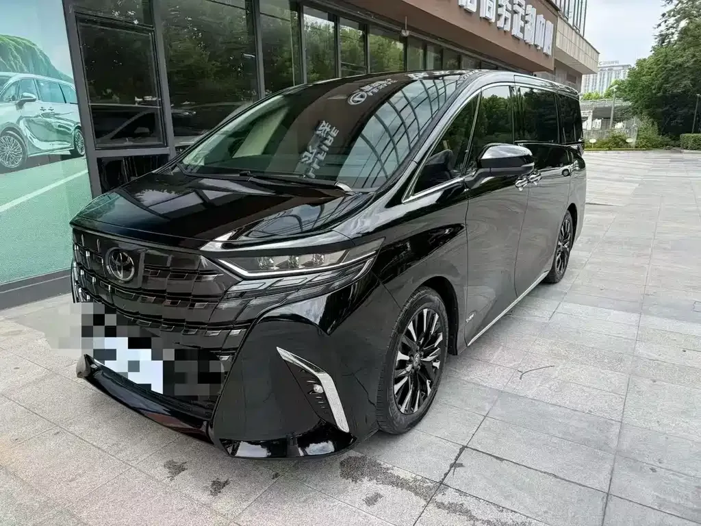 Toyota Alphard — фото 1