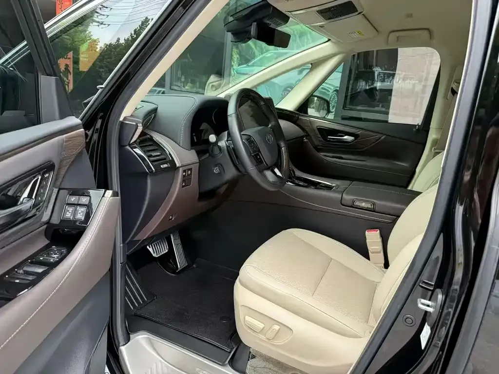 Toyota Alphard — фото 4