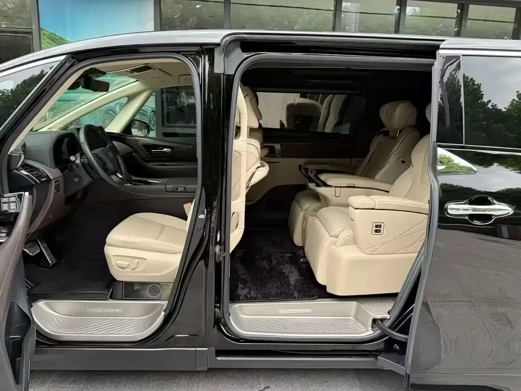 Toyota Alphard — фото 7