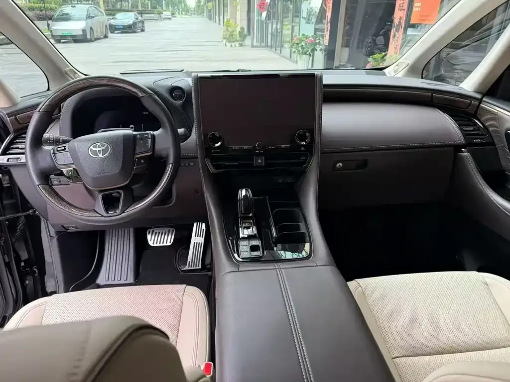 Toyota Alphard — фото 2