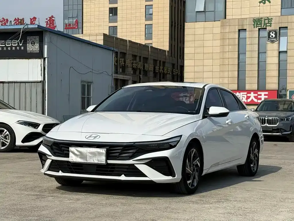 Hyundai Elantra — фото 1