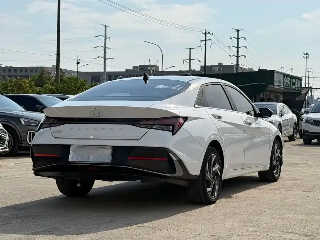 Hyundai Elantra — фото 3