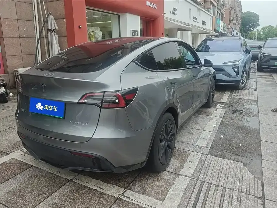 Tesla Model Y — фото 10