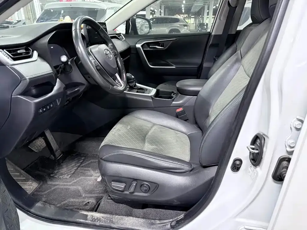 Toyota RAV4 — фото 9