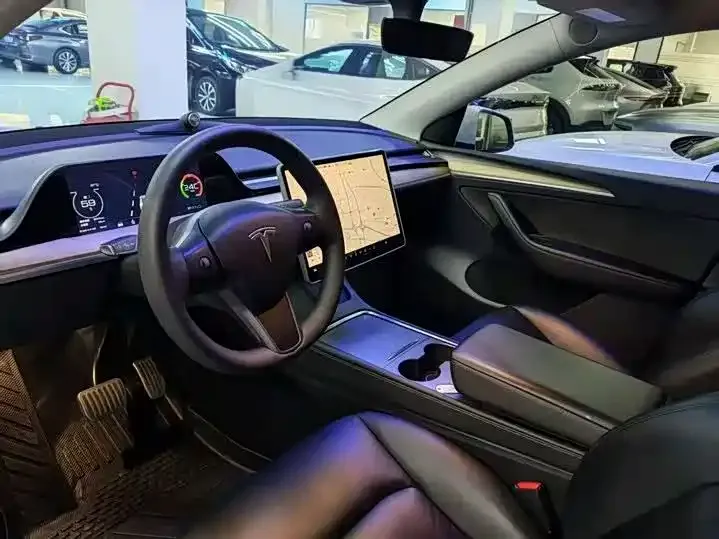 Tesla Model Y — фото 10