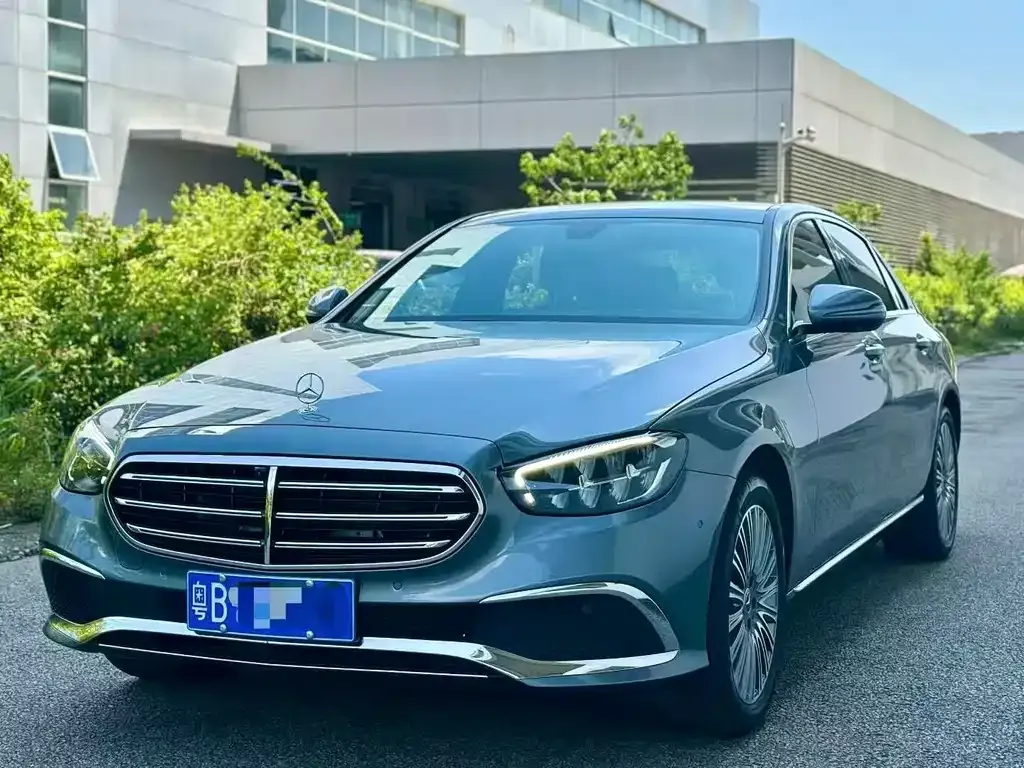Mercedes-Benz E-Class — фото 1