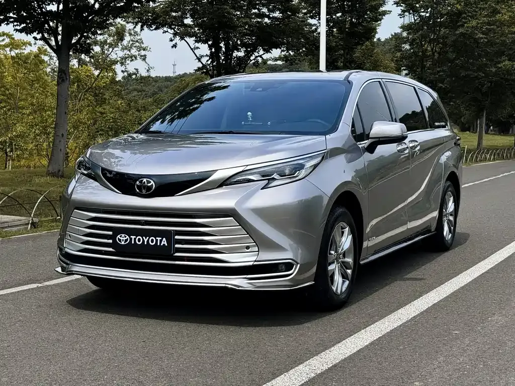 Toyota Sienna — фото 1