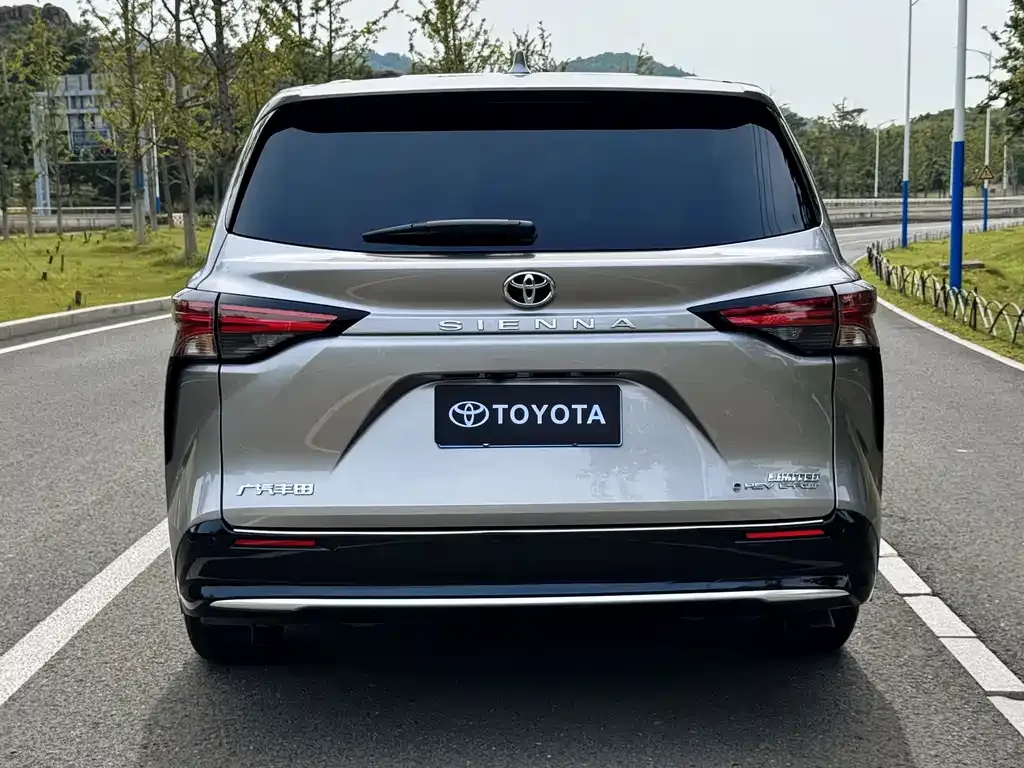 Toyota Sienna — фото 4