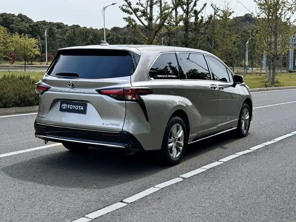 Toyota Sienna — фото 8