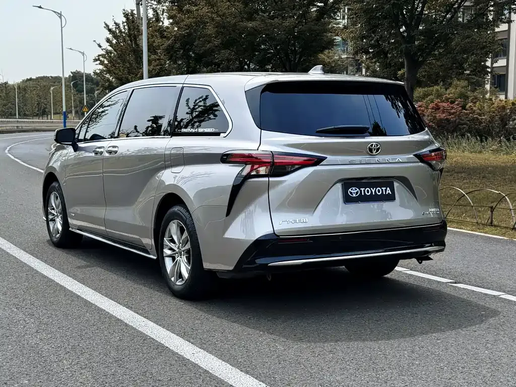 Toyota Sienna — фото 10