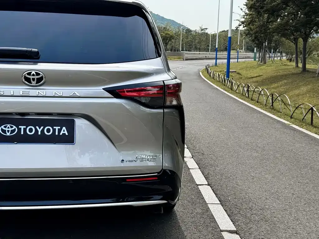 Toyota Sienna — фото 2