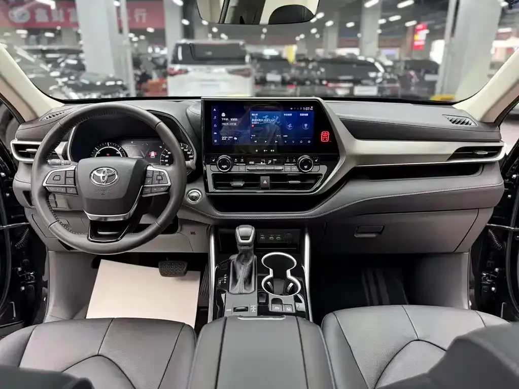 Toyota Highlander — фото 9