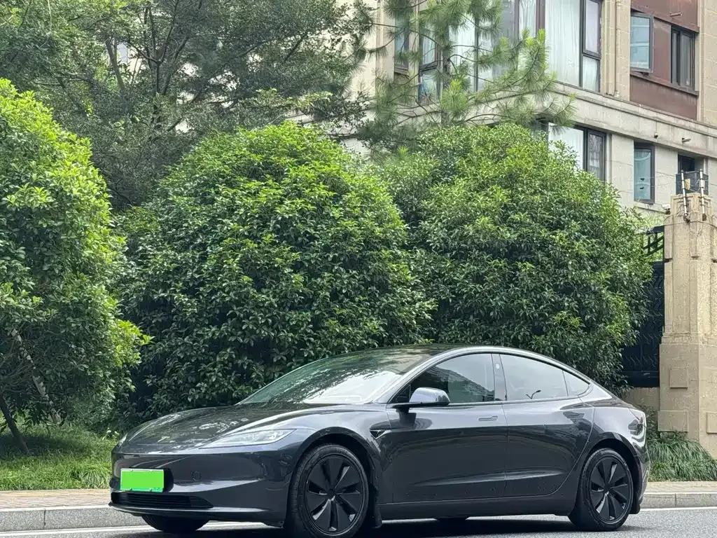 Tesla Model 3 — фото 1