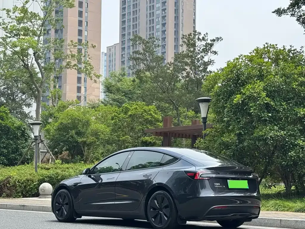 Tesla Model 3 — фото 10