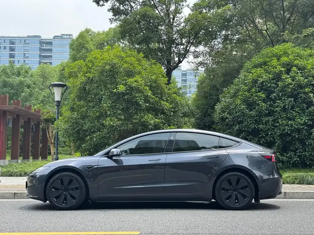 Tesla Model 3 — фото 9