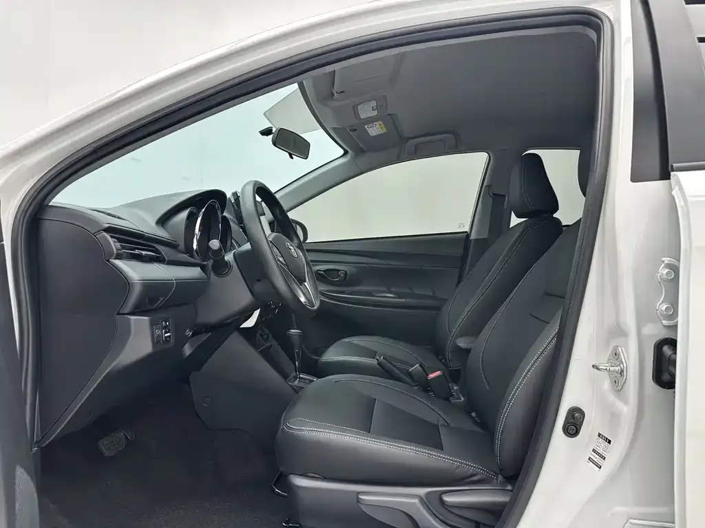 Toyota Yaris L — фото 6