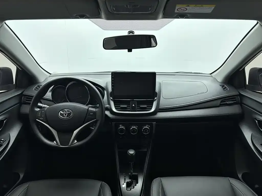 Toyota Yaris L — фото 10