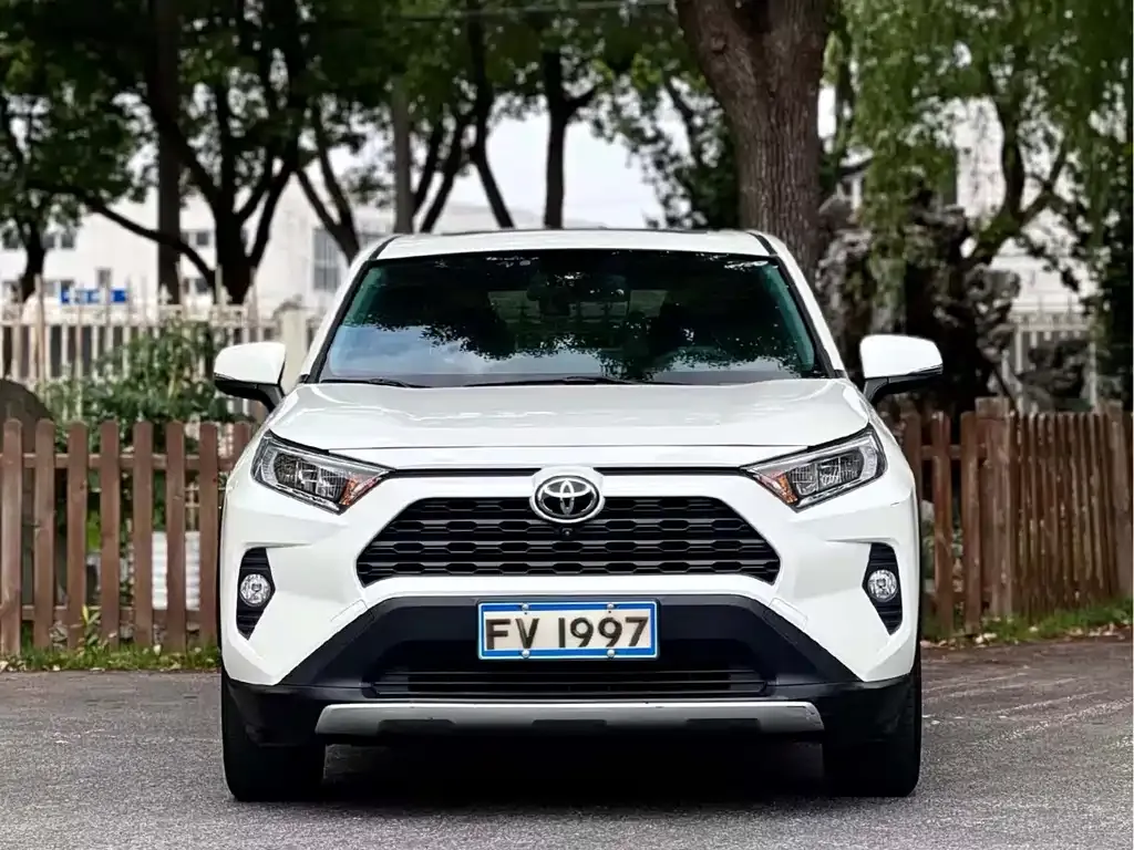 Toyota RAV4 — фото 7