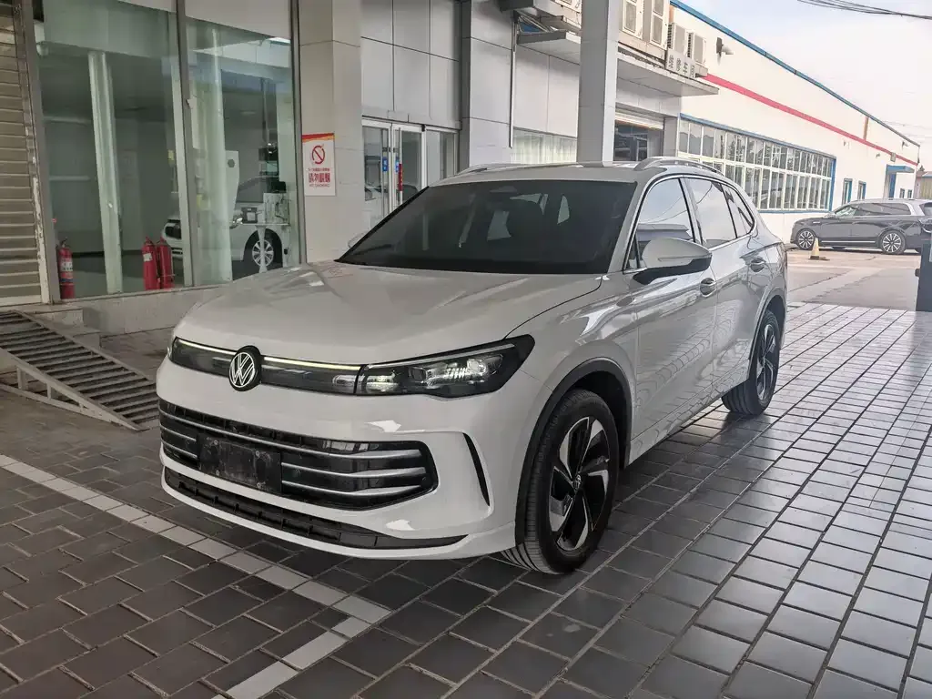 Volkswagen Tiguan L — фото 1