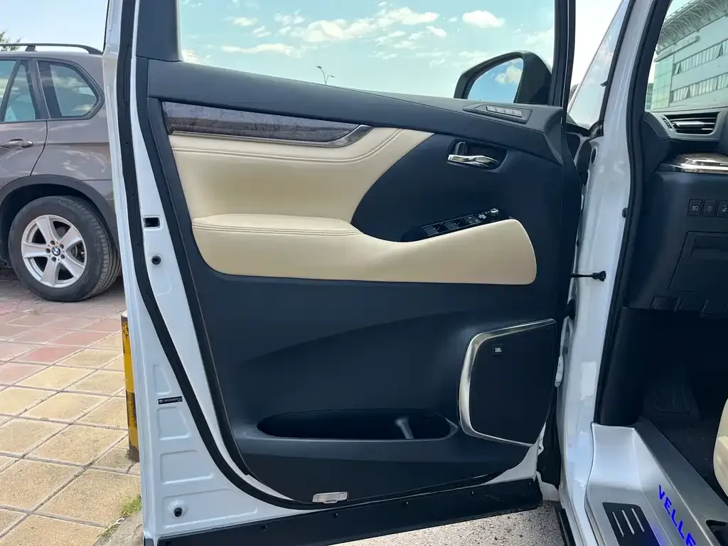 Toyota Vellfire — фото 4