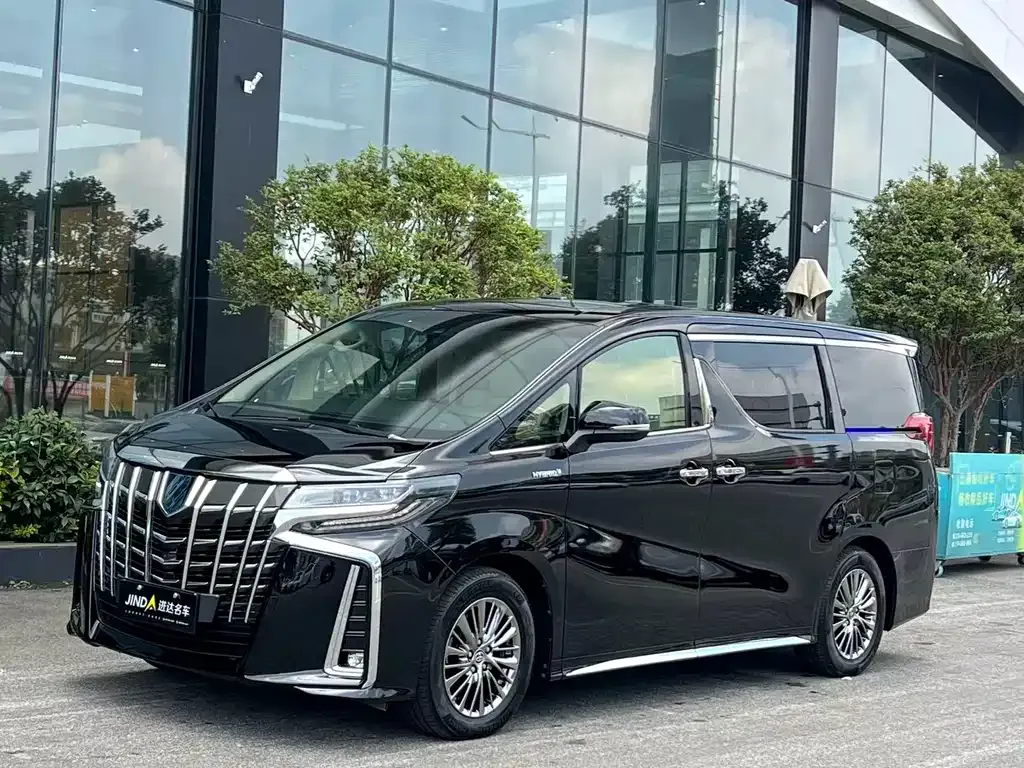 Toyota Alphard — фото 1