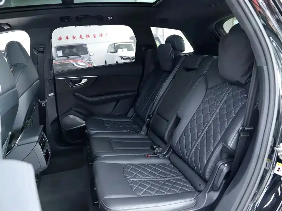 Audi SQ7 2024 из CN, фото 3