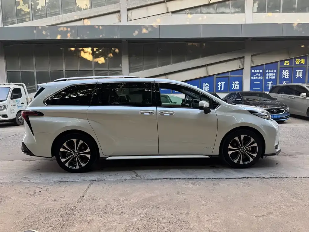 Toyota Granvia — фото 9