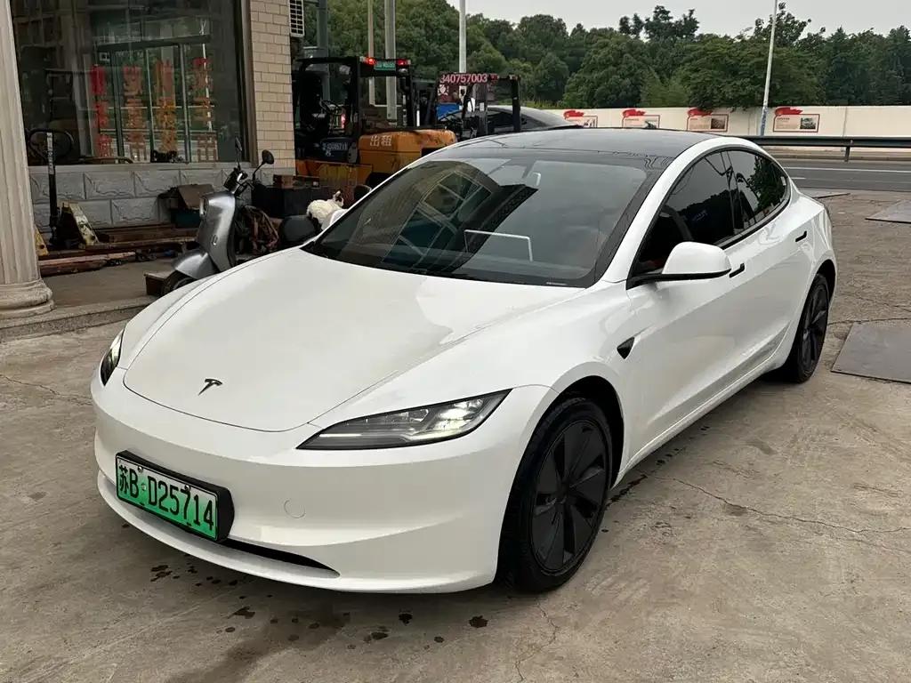 Tesla Model 3 — фото 1