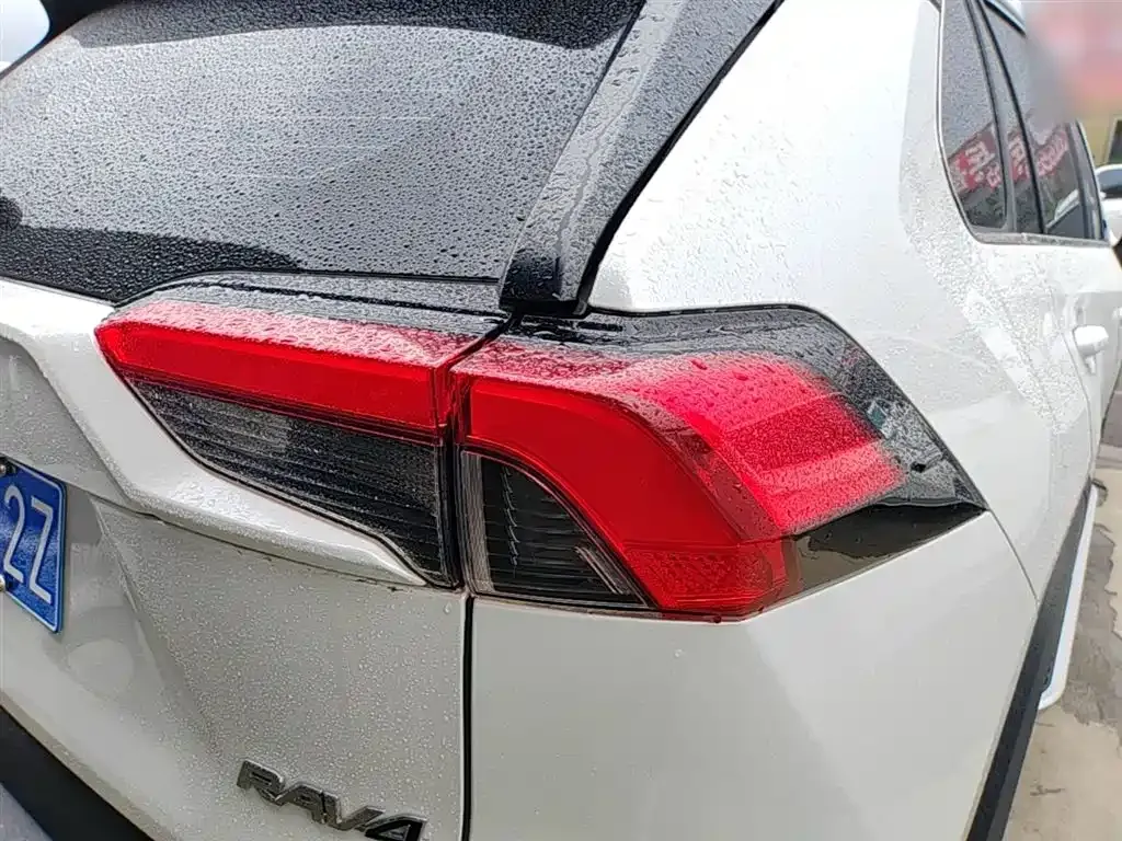 Toyota RAV4 — фото 6