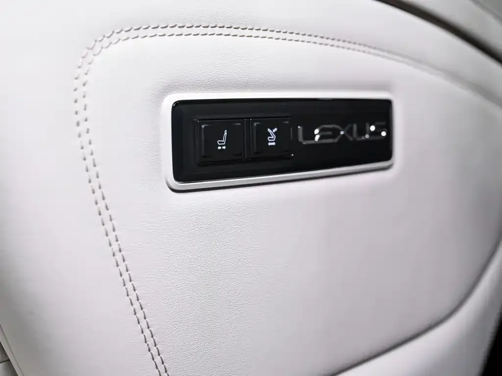 Lexus LM — фото 3