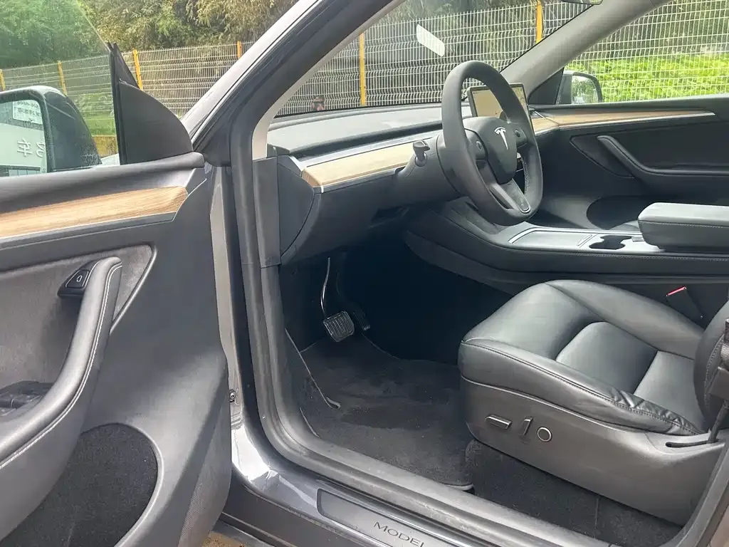 Tesla Model Y — фото 8
