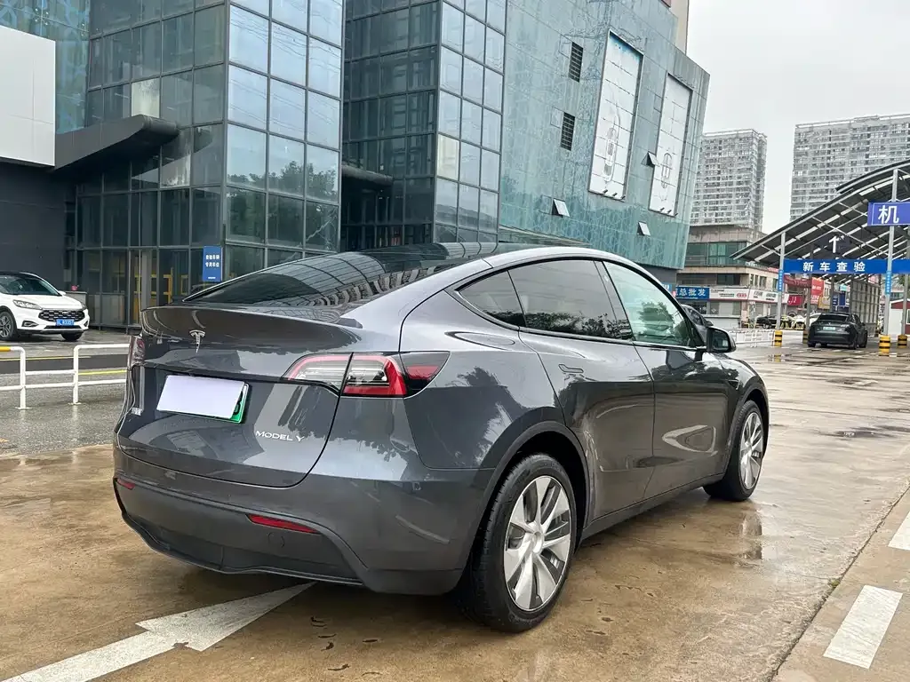 Tesla Model Y — фото 4