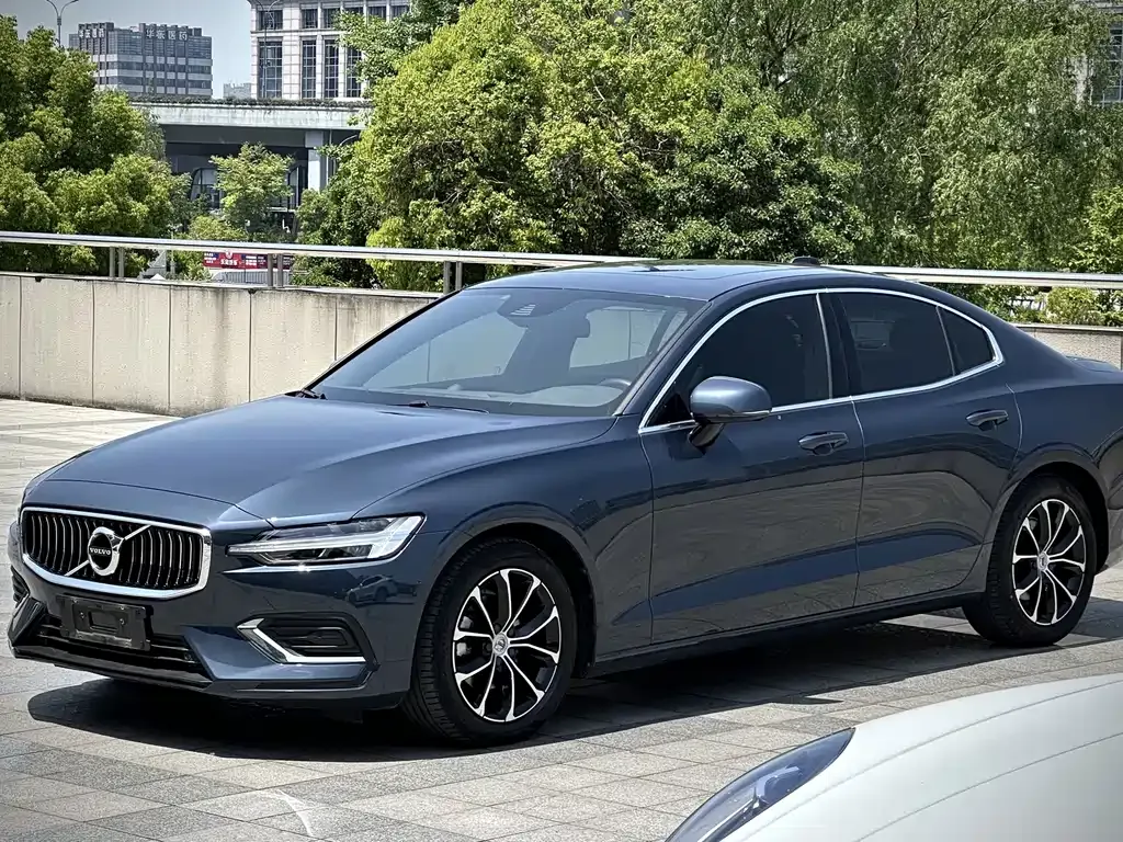 Volvo S60 — фото 1