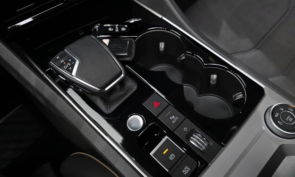 Volkswagen Touareg 2023 из KR, фото 2